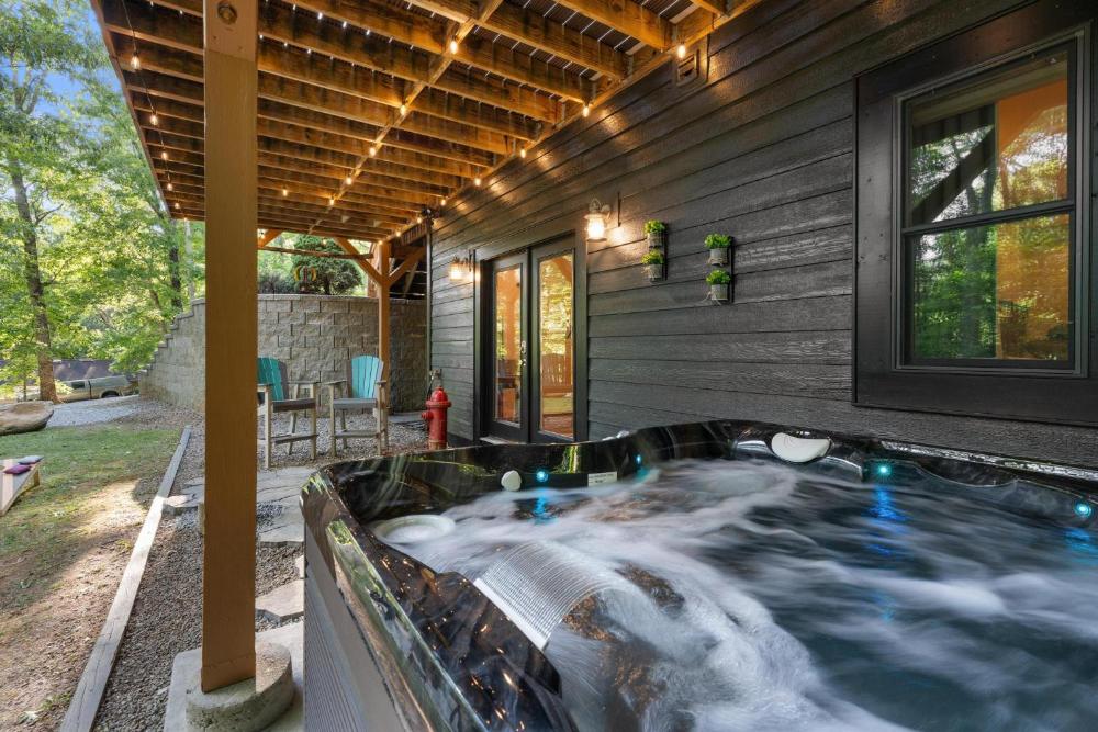 Near Highlands Luxury Mountain Escape with Hot Tub